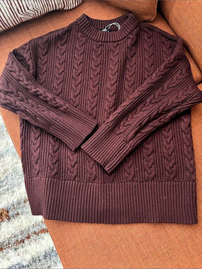 Cable Knit Sweater in maroon Size Medium NWT